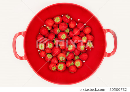 Fresh strawberry in a red plate top view 80500782