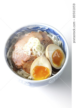 白色背景上熱氣騰騰的烤豬肉碗的鳥瞰圖,上面放著捲心菜絲、味覺丸和蔥 白色背景上熱氣騰騰的烤豬肉碗的鳥瞰圖,上面放著捲心菜絲、味覺丸和蔥 80501059
