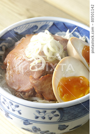蒸豬肉碗,上面撒上捲心菜絲、調味球和蔥 蒸豬肉碗,上面撒上捲心菜絲、調味球和蔥 80501142
