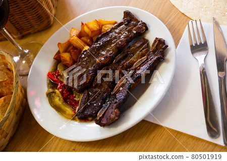 Grilled beef ribs with fried potatoes and pepper 80501919