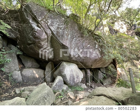 Womb rocks on the Hakuunbashi course on Mt. Tsukuba, Ibaraki Prefecture Womb rocks on the Hakuunbashi course on Mt. Tsukuba, Ibaraki Prefecture 80502283