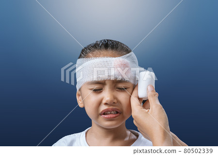 The girl had a wound on her head and mother was wounding. The girl had a wound on her head and mother was wounding. 80502339