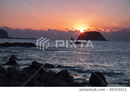 Sunrise at Munseom Island seen from Dombenangol, Jeju Island 80503021