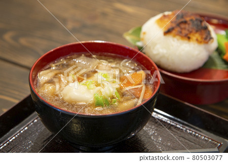 Local cuisine Kensaki-yaki and soup bowl 80503077