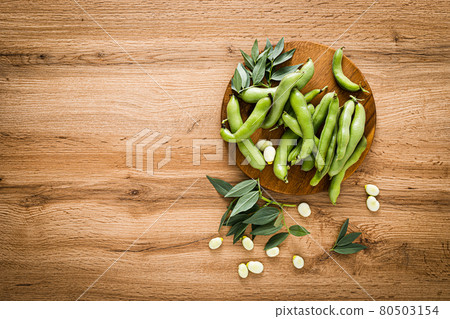 Fresh raw broad beans in pods, top view Fresh raw broad beans in pods, top view 80503154