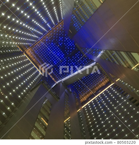 從高樓裡仰望夢幻的夜空 80503220