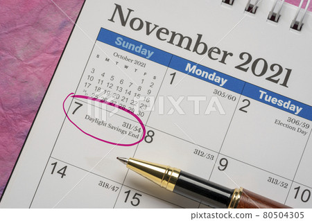 November 2021 - desktop calendar with the end of daylight saving time November 2021 - desktop calendar with the end of daylight saving time 80504305