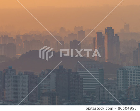 Sunset high angle view of the cityscape form Wenshan District 80504953