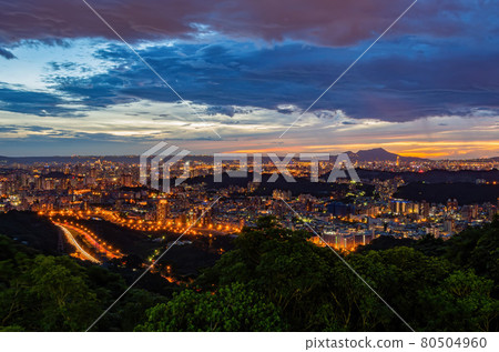 Sunset high angle view of the cityscape form Wenshan District 80504960