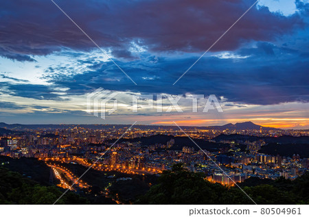 Sunset high angle view of the cityscape form Wenshan District 80504961