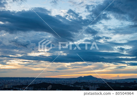 Sunset high angle view of the cityscape form Wenshan District Sunset high angle view of the cityscape form Wenshan District 80504964