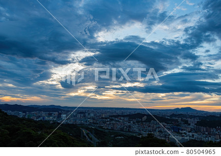 Sunset high angle view of the cityscape form Wenshan District Sunset high angle view of the cityscape form Wenshan District 80504965
