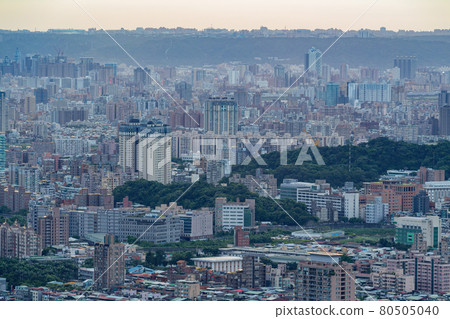 Sunset high angle view of the cityscape form Wenshan District 80505040
