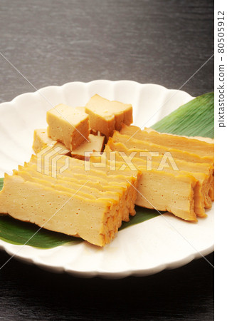 豆腐在味噌中醃製 80505912