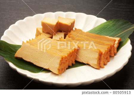 豆腐在味噌中醃製 豆腐在味噌中醃製 80505913