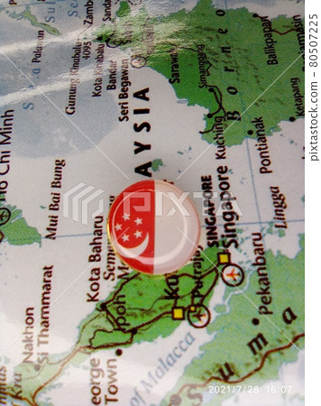 Drawing pin flag of Singapore on the map Drawing pin flag of Singapore on the map 80507225