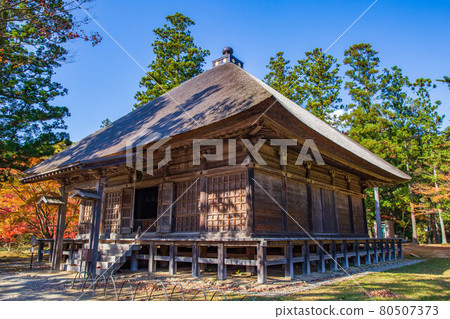 Autumn leaves of the world heritage Hiraizumi Motsuji Temple 80507373