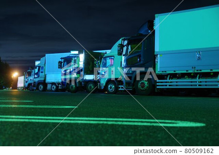 晚上停在停車場的卡車 80509162