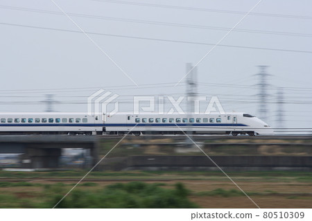 陰天時,300系列希望號子彈列車在東海道新幹線上疾馳-照片拍攝於2009年4月5日 陰天時,300系列希望號子彈列車在東海道新幹線上疾馳-照片拍攝於2009年4月5日 80510309