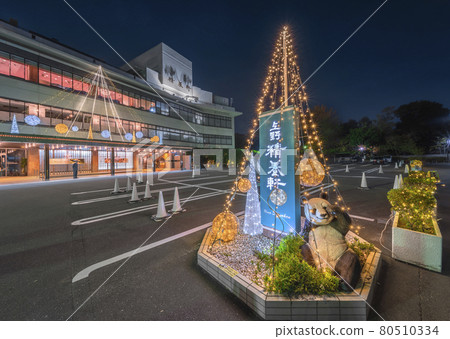 [Ueno, Tokyo] A sculpture of a panda standing in the parking lot of Ueno Seiyoken in Ueno Onshi Park and a night view of Christmas Three. 80510334