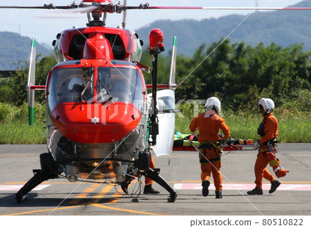 Firefighting helicopter "Momotaro" of the Okayama City Fire Department pulls out a stretcher from the rear of the fuselage 80510822