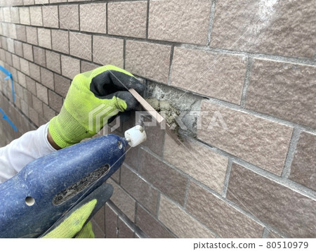 Cement tiles with a vibrating tool 80510979