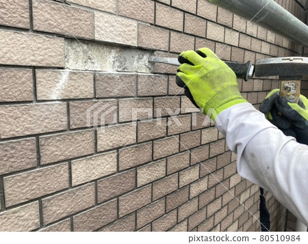 刮掉留在外牆上的現有瓷磚 刮掉留在外牆上的現有瓷磚 80510984