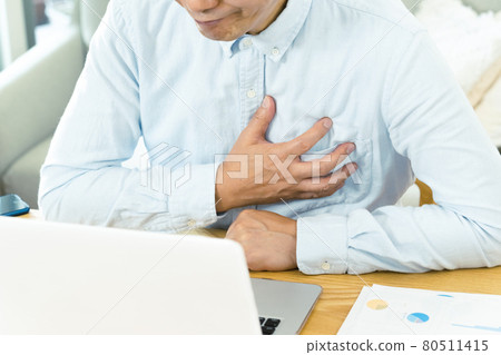 拿著乳房的成熟人 拿著乳房的成熟人 80511415