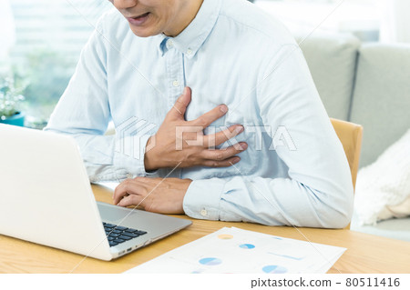 拿著乳房的成熟人 拿著乳房的成熟人 80511416