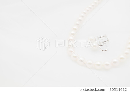 Pearl necklace and earrings Pearl necklace and earrings 80511612