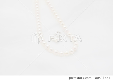 Pearl necklace and earrings 80511665