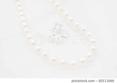 Pearl necklace and earrings 80511666