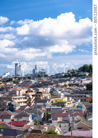 《神奈川縣》橫濱住宅區和夏日天空 《神奈川縣》橫濱住宅區和夏日天空 80512087