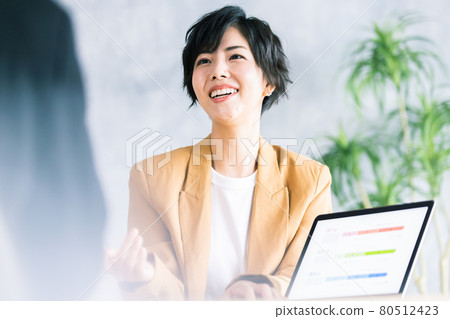 Business meetings Business negotiations 80512423