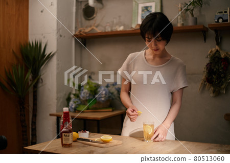 一個女人在炎熱的天氣裡一邊做高球一邊冷卻 12 一個女人在炎熱的天氣裡一邊做高球一邊冷卻 12 80513060