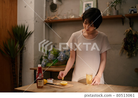 在炎熱的一天 11 冷卻時做高球的女人 在炎熱的一天 11 冷卻時做高球的女人 80513061