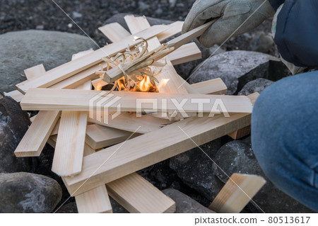 [Feather stick that burns vigorously] 80513617