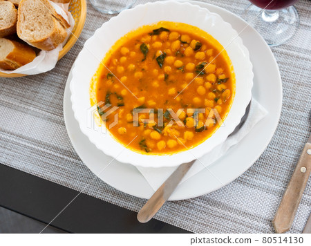 Plate with spicy garbanzos and spinach stew 80514130
