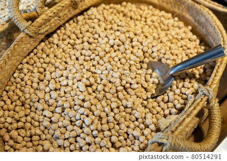Dried garbanzos in wicker basket 80514291