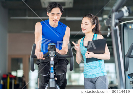 Fitness instructor sports gym exercise bike training exercise 80514419