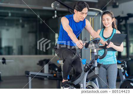 Fitness instructor sports gym exercise bike training exercise Fitness instructor sports gym exercise bike training exercise 80514423