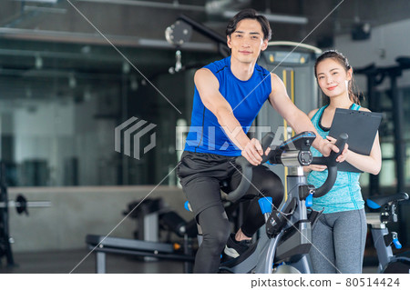 Fitness instructor sports gym exercise bike training exercise Fitness instructor sports gym exercise bike training exercise 80514424