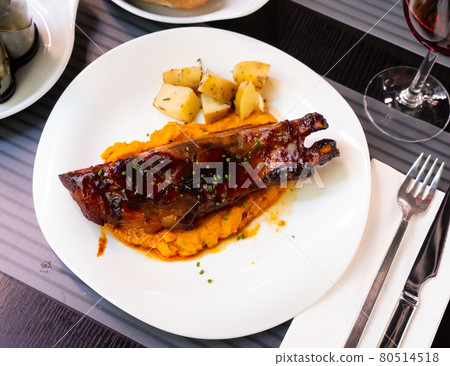Pork ribs with BBQ sauce and sweet potato Pork ribs with BBQ sauce and sweet potato 80514518