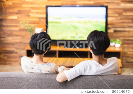 Couple lifestyle TV 80514675