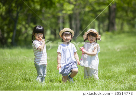 Children playing in the spring field 80514778