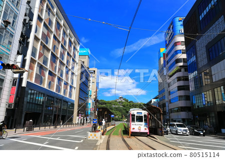 【熊本縣】天氣晴朗的熊本市電車和熊本城 【熊本縣】天氣晴朗的熊本市電車和熊本城 80515114