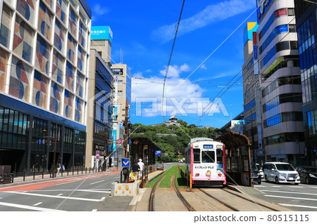 [Kumamoto Prefecture] Kumamoto City Tramway and Kumamoto Castle in fine weather 80515115