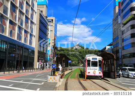 【熊本縣】天氣晴朗的熊本市電車和熊本城 80515116