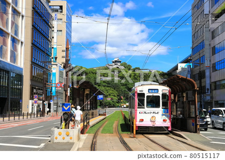 【熊本縣】天氣晴朗的熊本市電車和熊本城 80515117