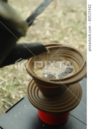 如何享受露營地 清晨咖啡 一杯慢煮的咖啡 如何享受露營地 清晨咖啡 一杯慢煮的咖啡 80515482